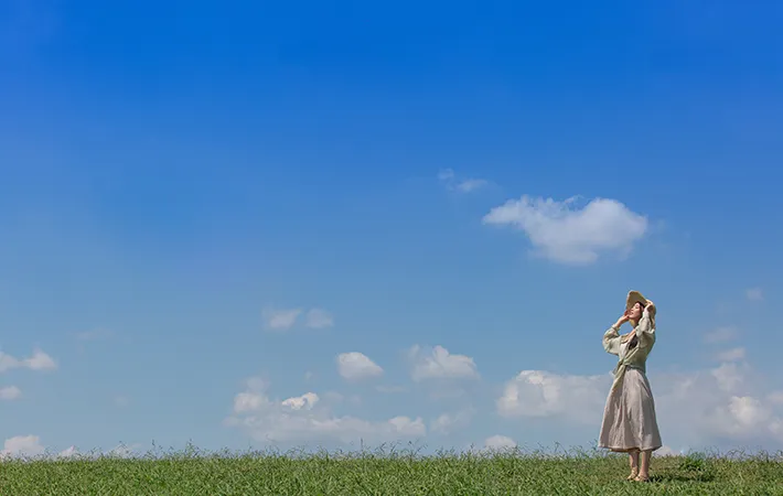 空と女性の写真