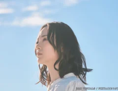 空と女性の写真