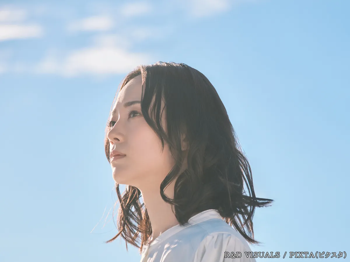 空と女性の写真