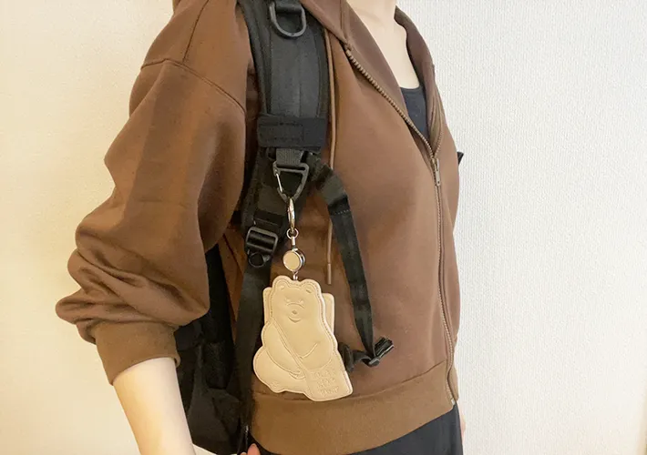 『リュックにプラス ベルトカラビナ』にパスケースをつけた写真（撮影：grapeライフハック編集部）