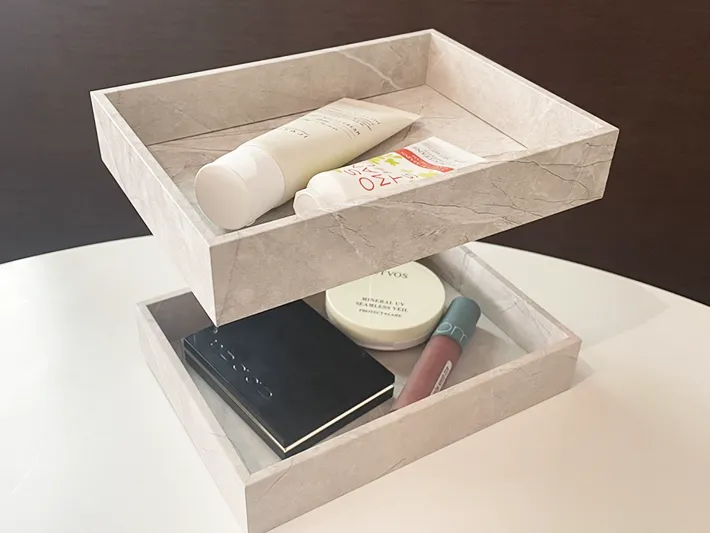 DIYした棚にコスメを置いた写真（撮影：grapeライフハック編集部）