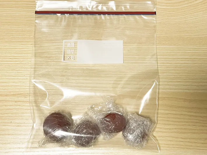 梅干しをラップで包んでジッパー袋に入れた写真（撮影：grapeフード編集部）