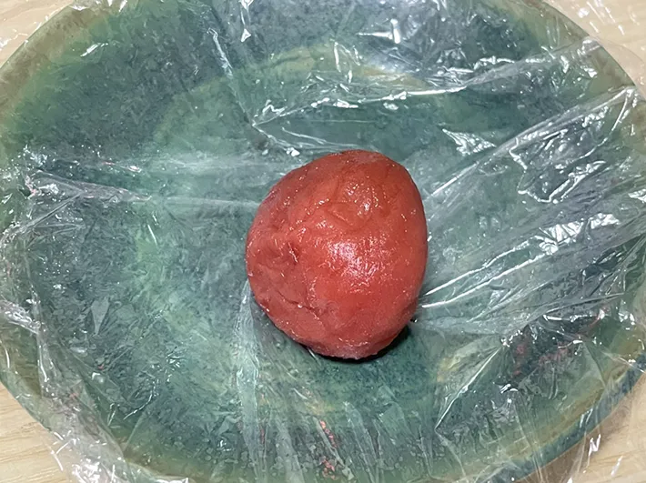 凍らせた梅干しの写真（撮影：grapeフード編集部）