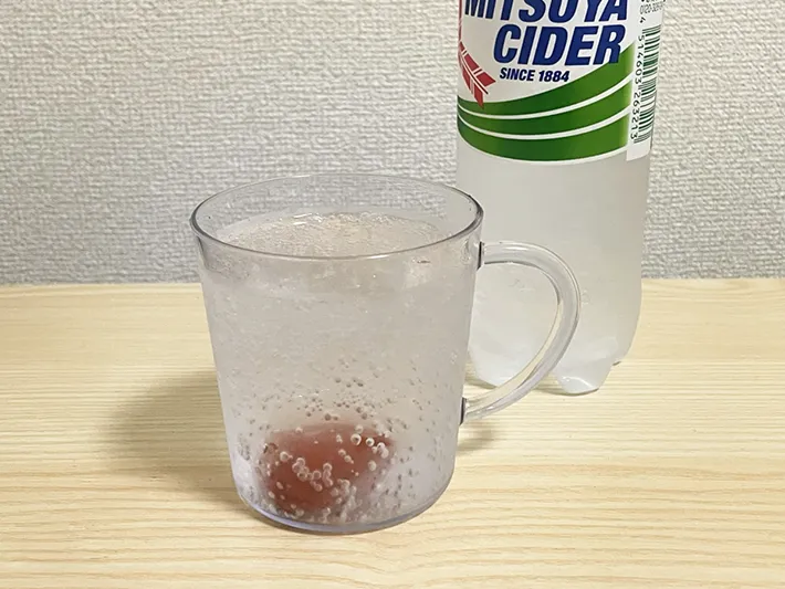 凍らせた梅干しを入れたカップにサイダーを注いだ写真（撮影：grapeフード編集部）