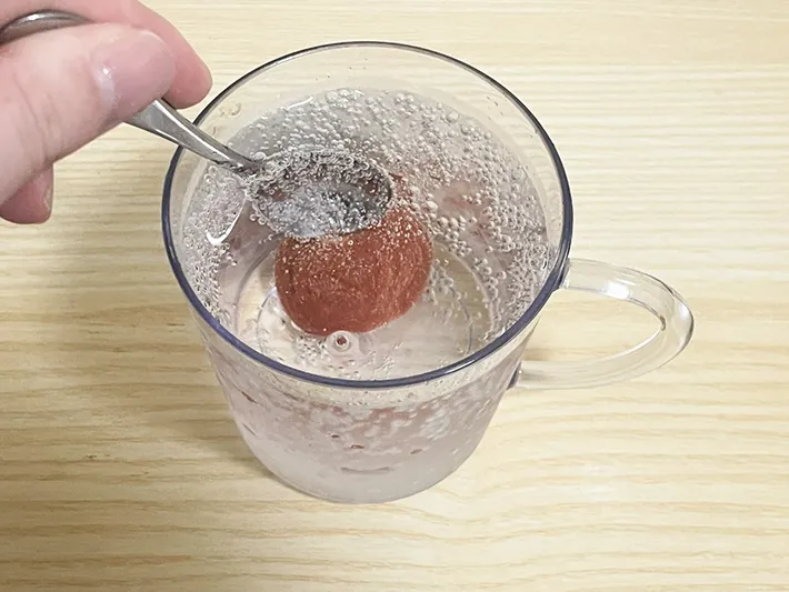 凍らせた梅干しをスプーンで崩す写真（撮影：grapeフード編集部）