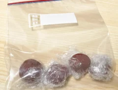 梅干しをラップで包んでジッパー袋に入れた写真（撮影：grapeフード編集部）