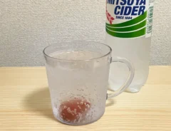 凍らせた梅干しを入れたカップにサイダーを注いだ写真（撮影：grapeフード編集部）