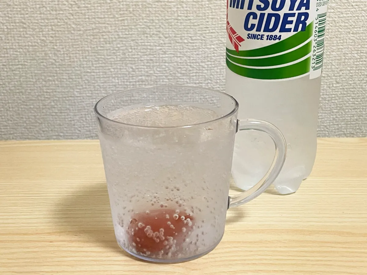 凍らせた梅干しを入れたカップにサイダーを注いだ写真（撮影：grapeフード編集部）
