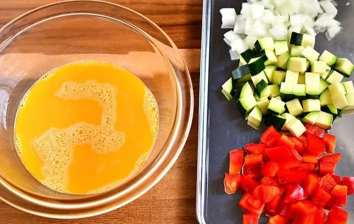 『夏野菜オムレツ』を作る写真（撮影：小泉明代）