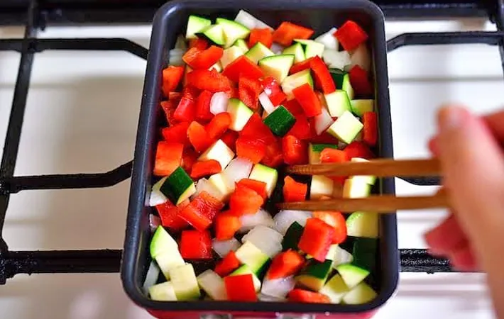 『夏野菜オムレツ』を作る写真（撮影：小泉明代）