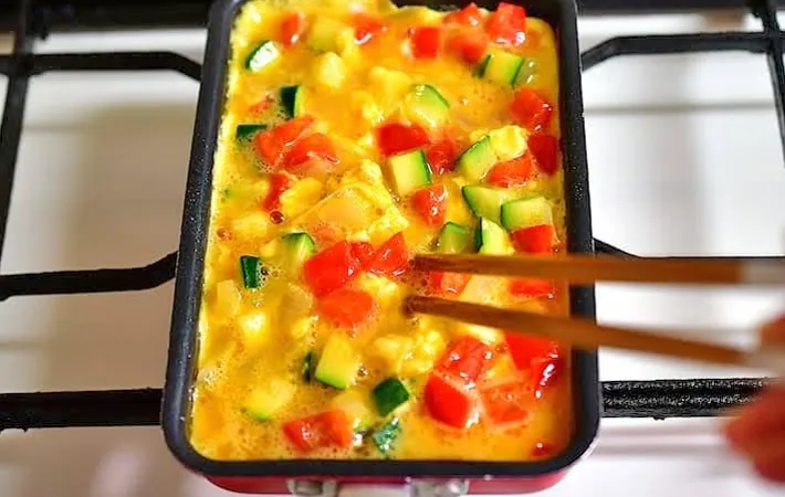 『夏野菜オムレツ』を作る写真（撮影：小泉明代）