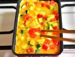 『夏野菜オムレツ』を作る写真（撮影：小泉明代）