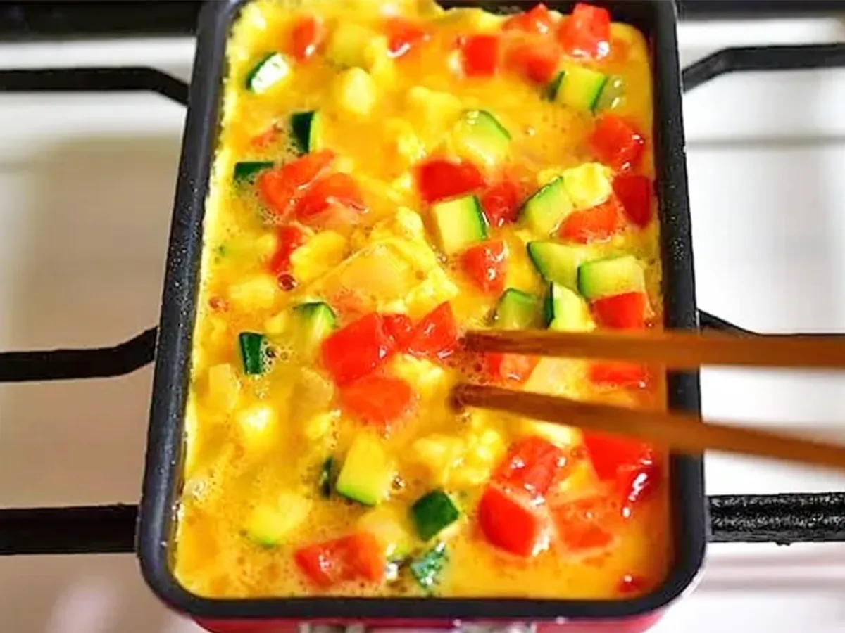 『夏野菜オムレツ』を作る写真（撮影：小泉明代）