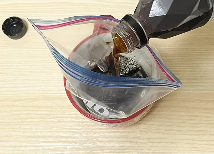 ジッパー袋にコーヒーを注ぐ写真（撮影：grapeフード編集部）
