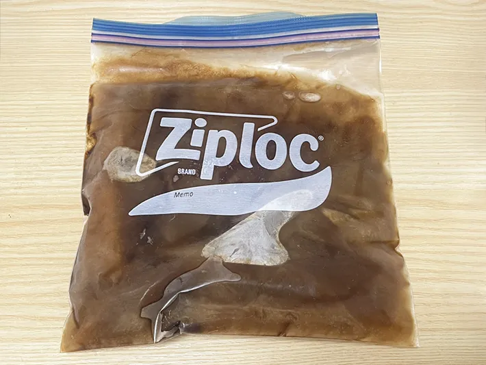 凍ったコーヒーが入ったジッパー袋（撮影：grapeフード編集部）