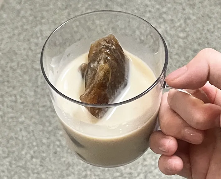 コーヒーの氷と牛乳で作ったコーヒー牛乳の写真（撮影：grapeフード編集部）