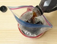 ジッパー袋にコーヒーを注ぐ写真（撮影：grapeフード編集部）