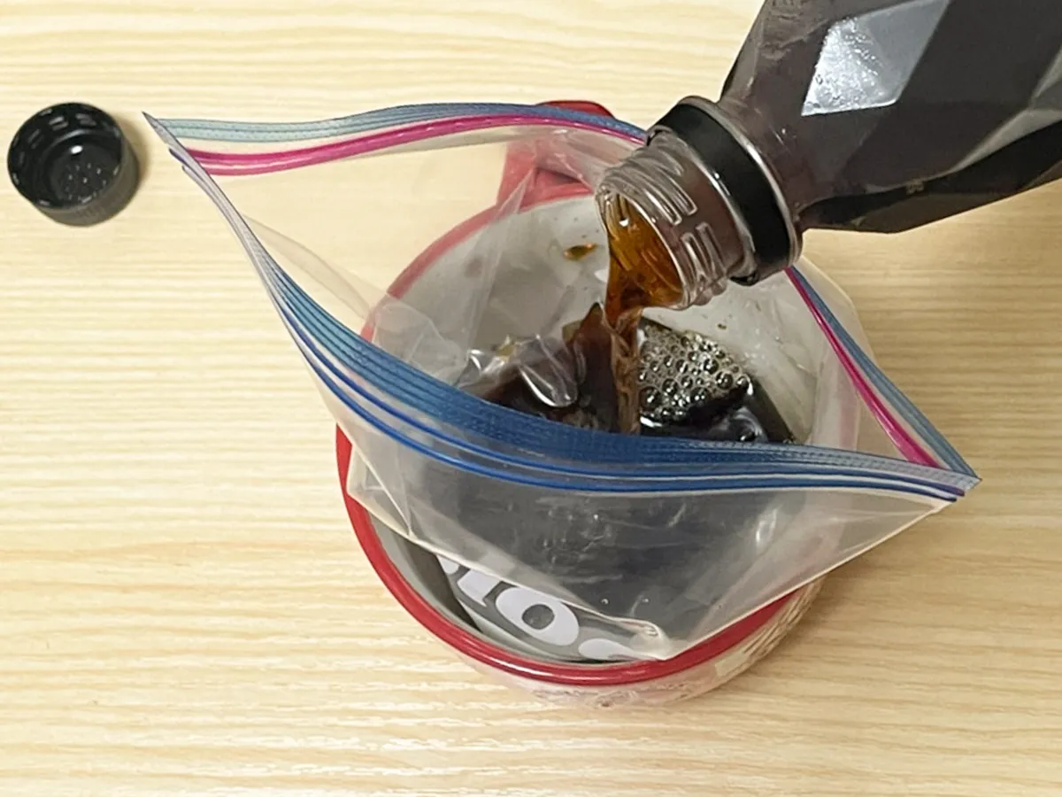 ジッパー袋にコーヒーを注ぐ写真（撮影：grapeフード編集部）