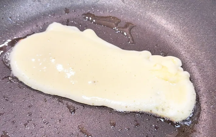 『ホットケーキミックスでアメリカンドッグ』を作る写真（撮影：キジカク）