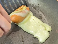 『ホットケーキミックスでアメリカンドッグ』を作る写真（撮影：キジカク）