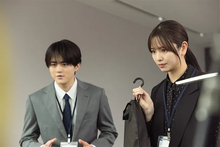 『リボーン ～最後のヒーロー～』に出演する鈴鹿央士さんと横田真悠さんが写る場面写真