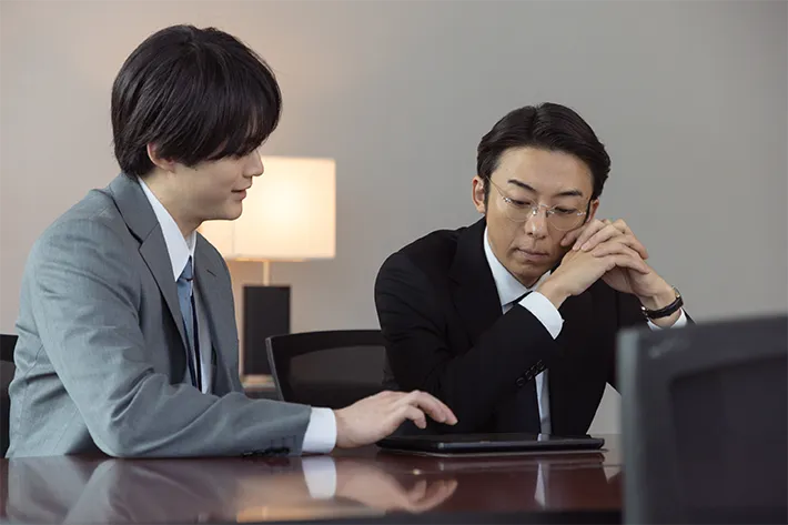 『リボーン ～最後のヒーロー～』に出演する高橋一生さんと鈴鹿央士さんが写る場面写真