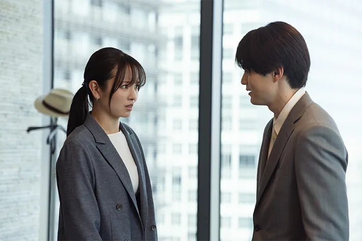 『リボーン ～最後のヒーロー～』に出演する鈴鹿央士さんと横田真悠さんが写る場面写真