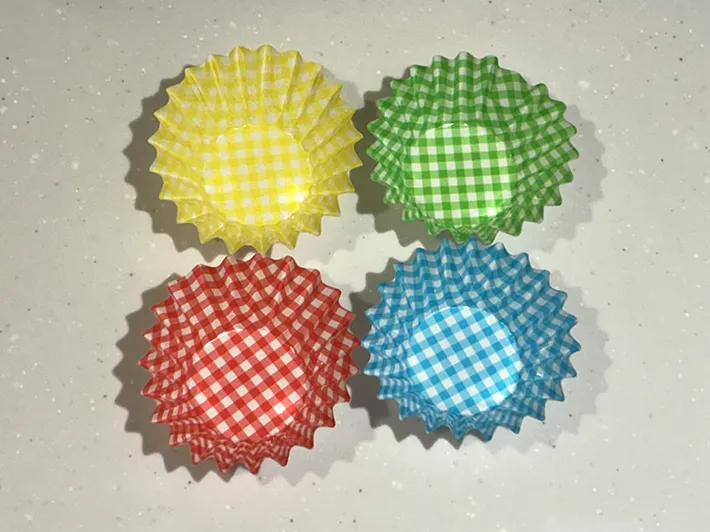 キッチンに置かれた4枚のおかずカップ（撮影：grapeライフハック編集部）