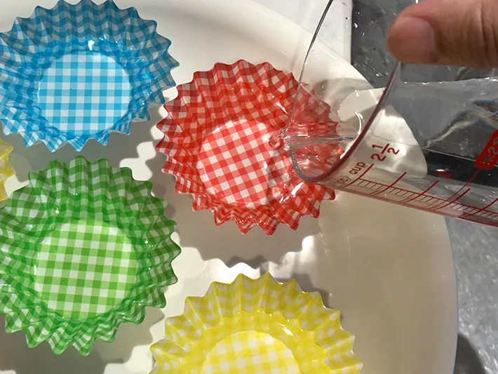 おかずカップに水を注ぐ場面（撮影：grapeライフハック編集部）