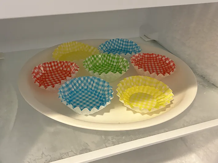 冷凍庫に入れた、水を注いだおかずカップ（撮影：grapeライフハック編集部）