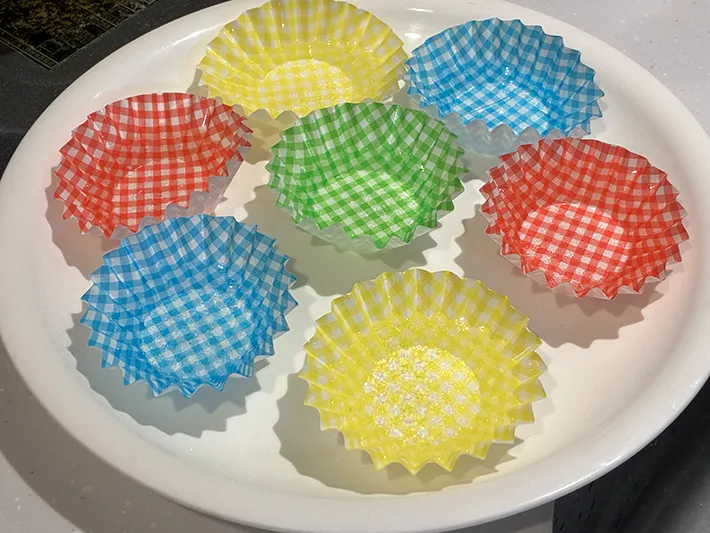 氷が入ったおかずカップ（撮影：grapeライフハック編集部）