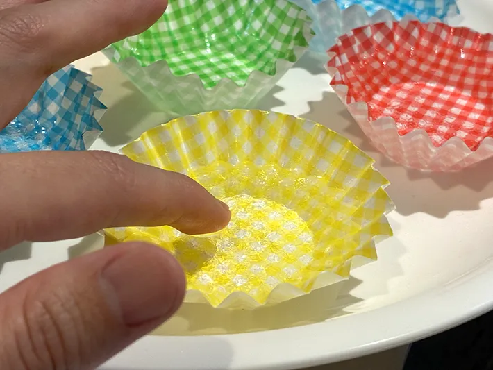 おかずカップの氷を指で確かめる場面（撮影：grapeライフハック編集部）