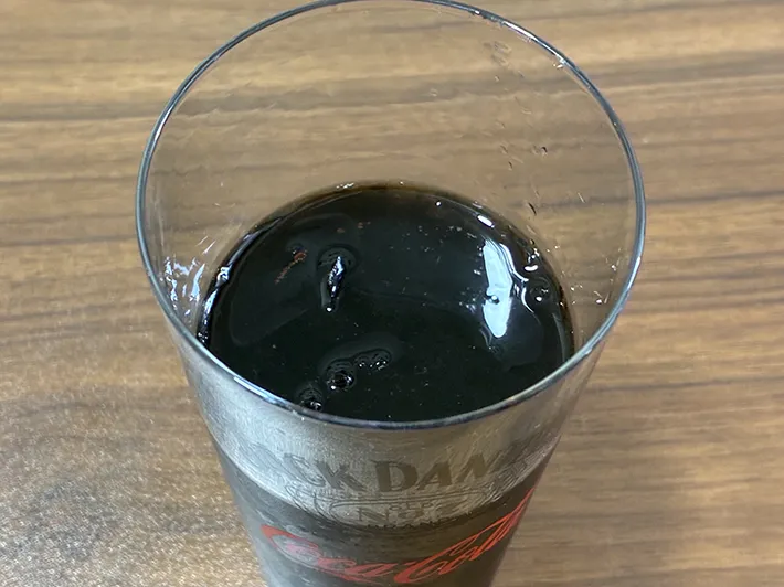 氷とコーヒーが入ったグラス（撮影：grapeライフハック編集部）