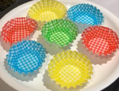 氷が入ったおかずカップ（撮影：grapeライフハック編集部）