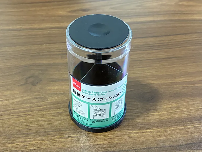 机に置かれた綿棒ケース（撮影：grapeライフハック編集部）