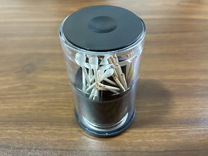 綿棒やつまようじ、クリップをまとめて入れた綿棒ケース（撮影：grapeライフハック編集部）