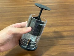 手で持った綿棒ケース（撮影：grapeライフハック編集部）