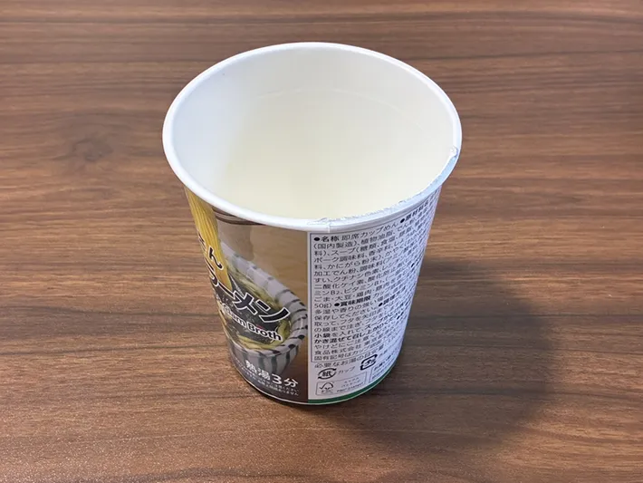 食べ終わったカップラーメンの容器（撮影：grapeライフハック編集部）