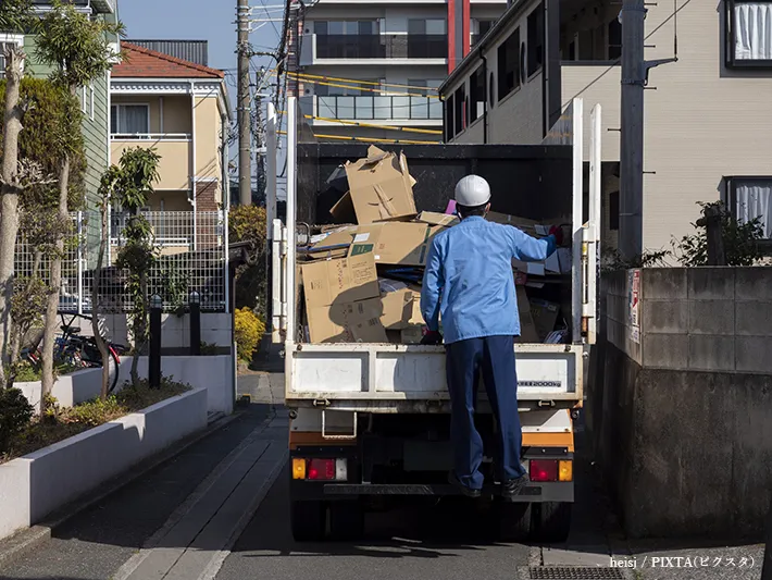 ゴミ収集車と作業員