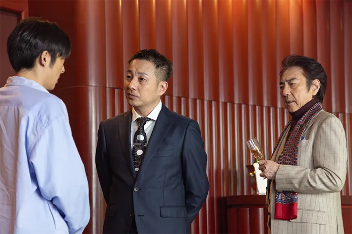 『リボーン ～最後のヒーロー～』に出演する市村正親さんと坪倉由幸さんが写る場面写真