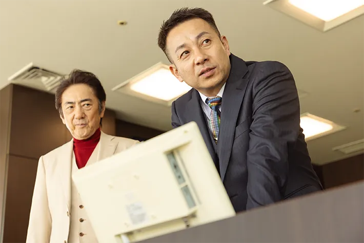『リボーン ～最後のヒーロー～』に出演する市村正親さんと坪倉由幸さんが写る場面写真