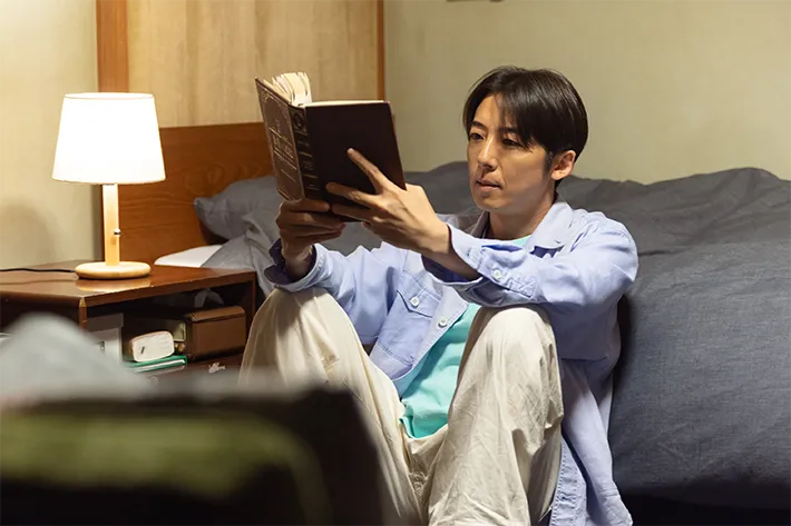 『リボーン ～最後のヒーロー～』に出演する高橋一生さんが写る場面写真