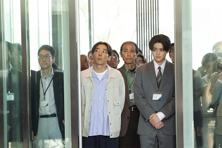 『リボーン ～最後のヒーロー～』に出演する高橋一生さんと鈴鹿央士さんが写る場面写真