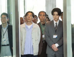 『リボーン ～最後のヒーロー～』に出演する高橋一生さんと鈴鹿央士さんが写る場面写真
