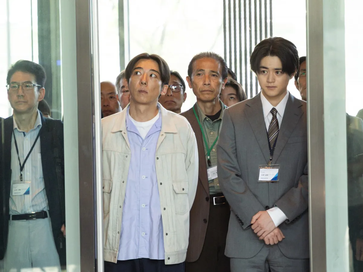 『リボーン ～最後のヒーロー～』に出演する高橋一生さんと鈴鹿央士さんが写る場面写真