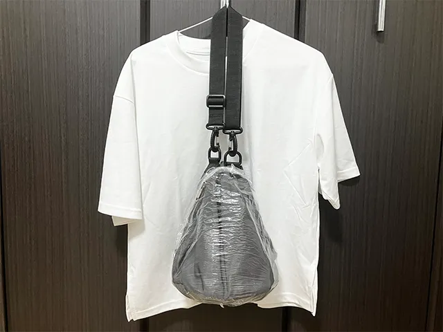 『セリア』のシャワーキャップをカバンにかぶせる場面（撮影：grapeライフハック編集部）