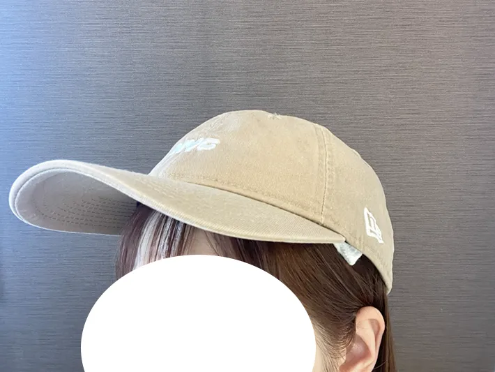 『やわらかアイスパックヘッド用』を頭にのせた写真（撮影：grapeライフハック編集部）