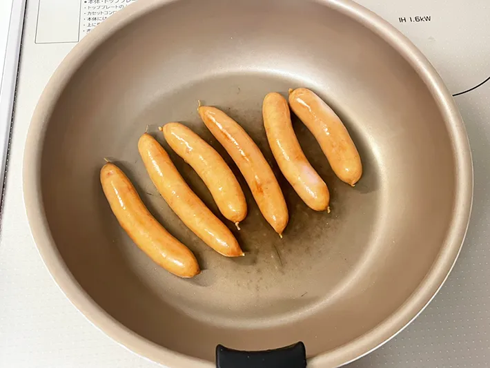 ウインナー6本をフライパンで焼いている写真（撮影：grapeフード編集部）