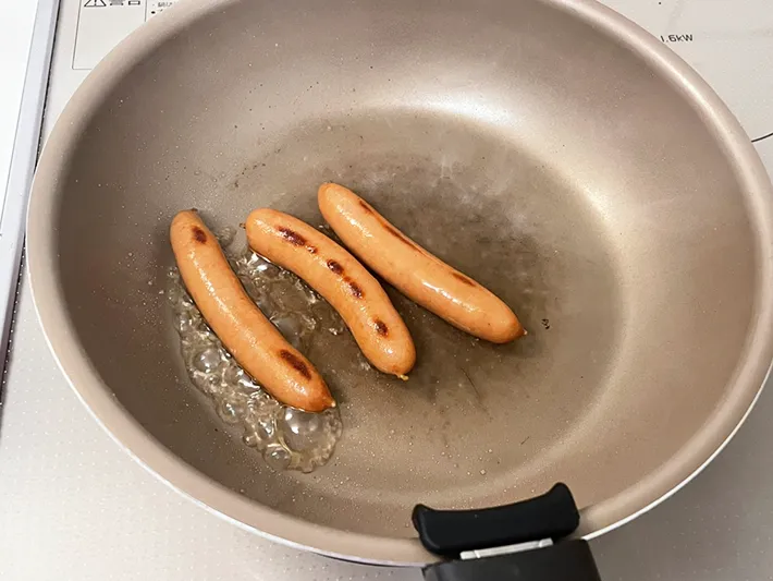 ウインナーにみりんを加えた直後の写真（撮影：grapeフード編集部）