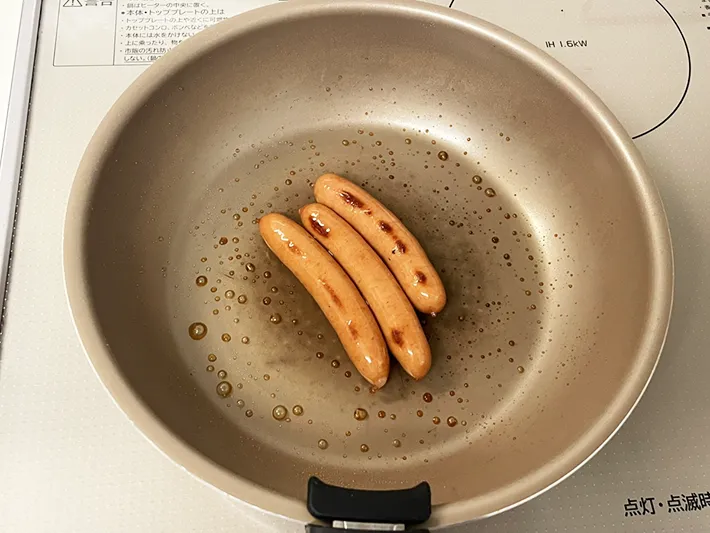 ウインナーにみりんを加えて焼き上げた写真（撮影：grapeフード編集部）